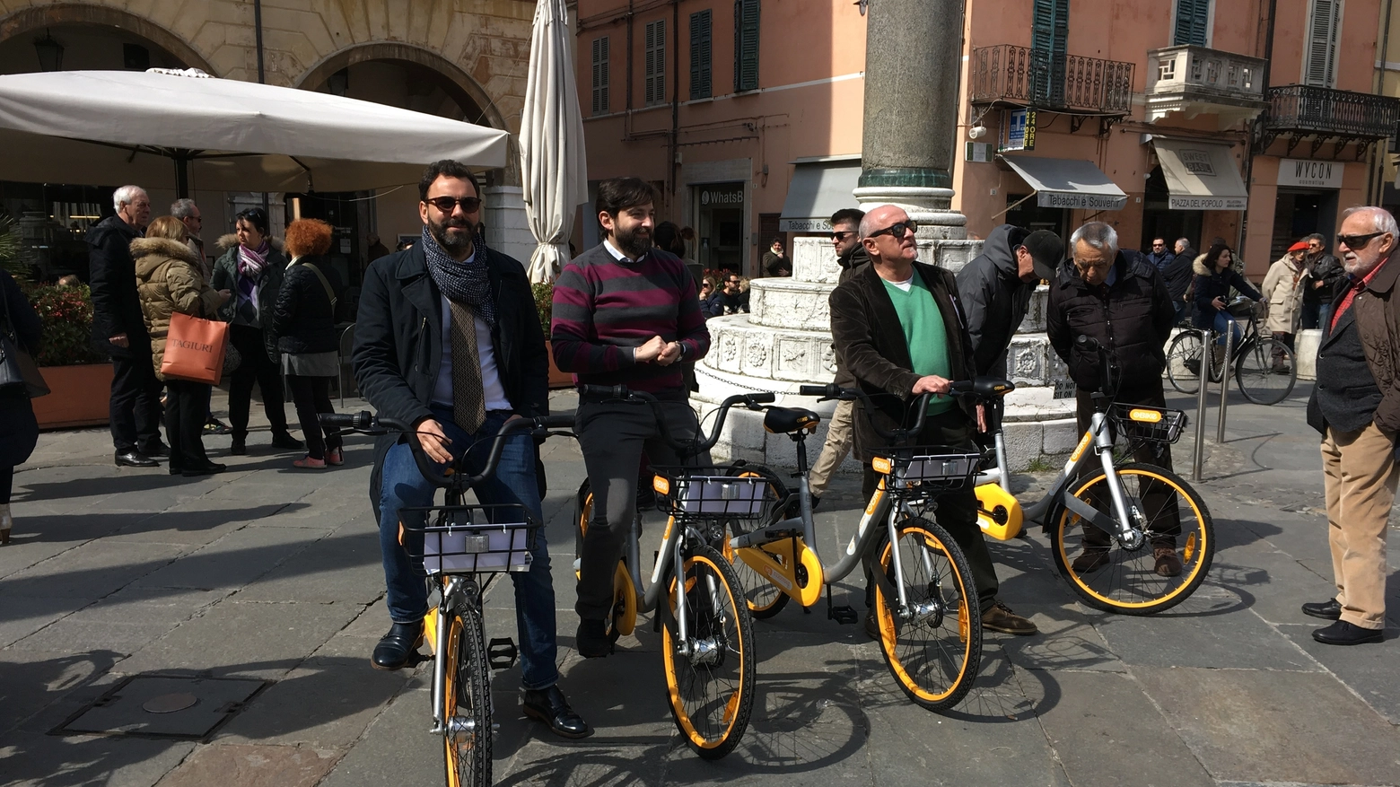 Le biciclette 'oBike' e l'assessore Costantini