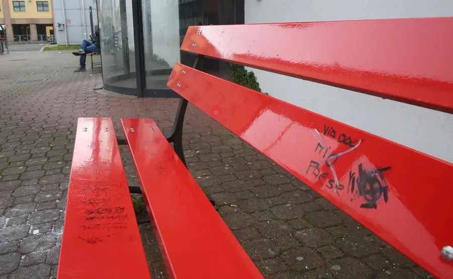 Svastiche e razzismo sulla ‘panchina rossa’