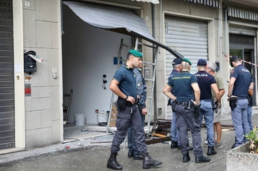 Esplosione oggi a Bologna, boato nel negozio: grave un uomo