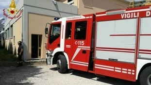 I vigili del fuoco  sono intervenuti stamane alle 11.30 circa in un capannone di Villa Fastiggi per la caduta di un operaio