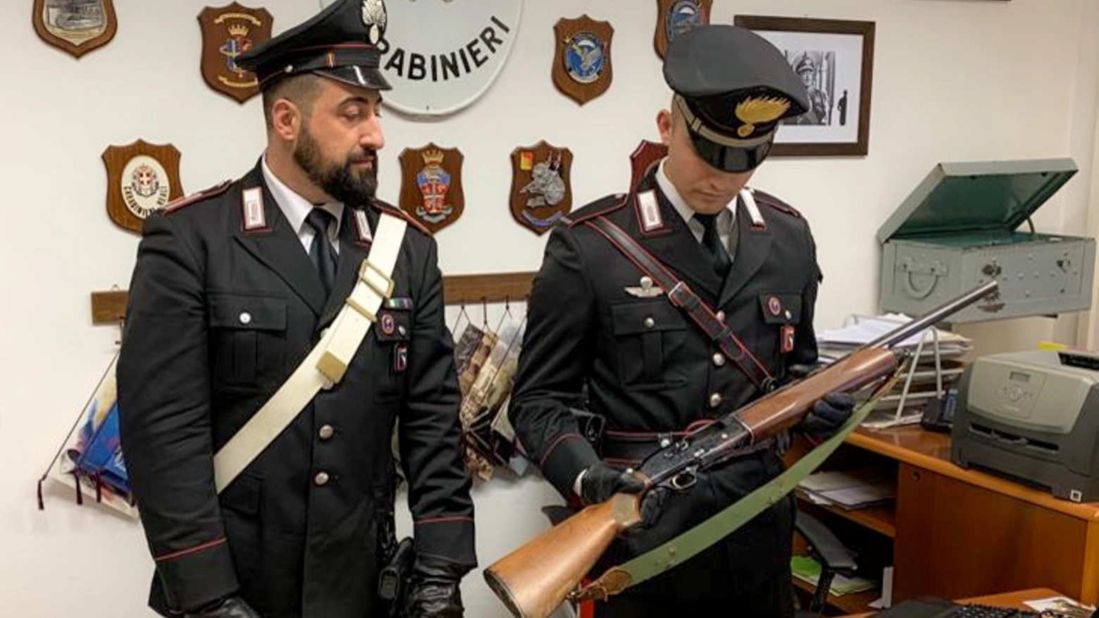 I carabinieri mostrano il fucile calibro 12
