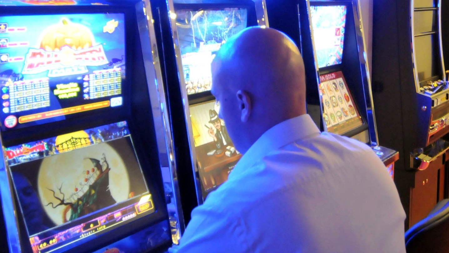 Un uomo che gioca alle slot machine (foto archivio)