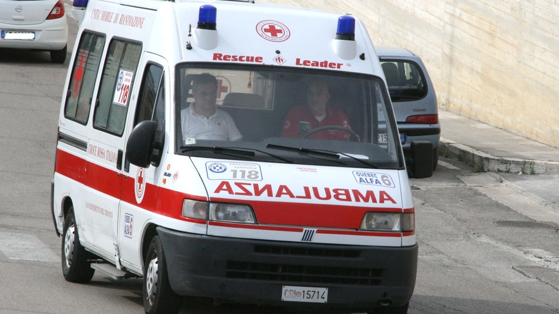Sul posto anche l’ambulanza del 118 (foto d’archivio)