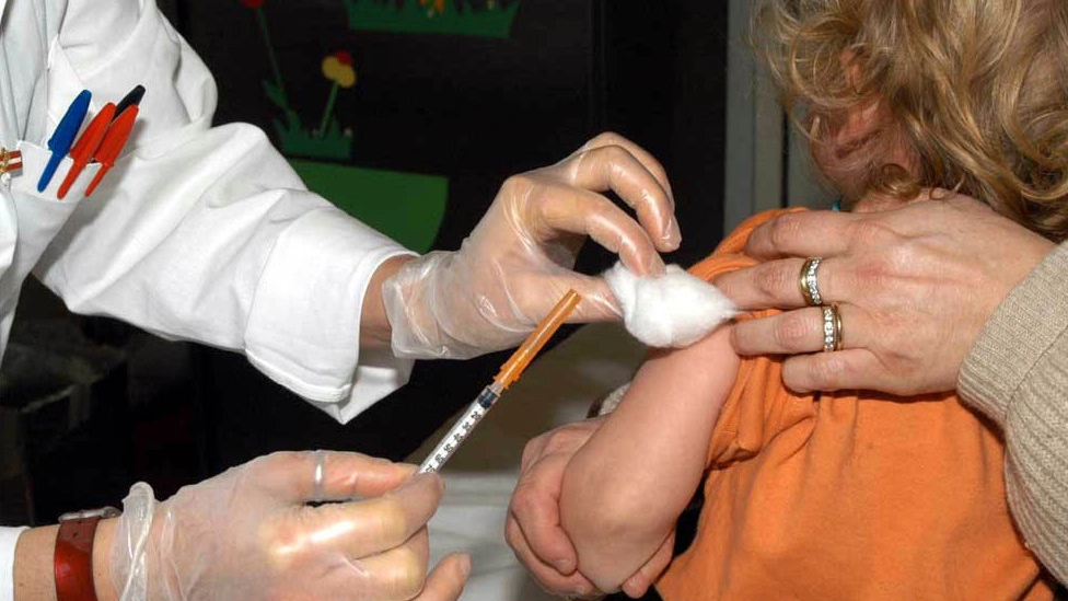 La vaccinazione di un bimbo (foto Newpress)