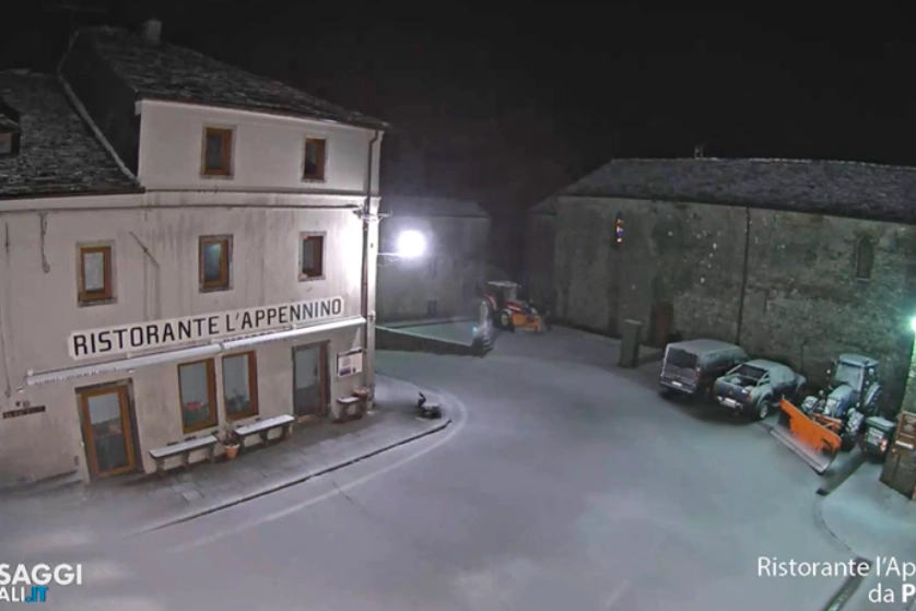 Prima neve a San Pellegrino in Alpe, provincia di Lucca (Credit webcam Paesaggi Digitali)