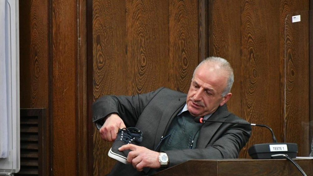 Daniele Severi mostra alla Corte una sua scarpa simulando ciò che avvenne (foto Salieri)