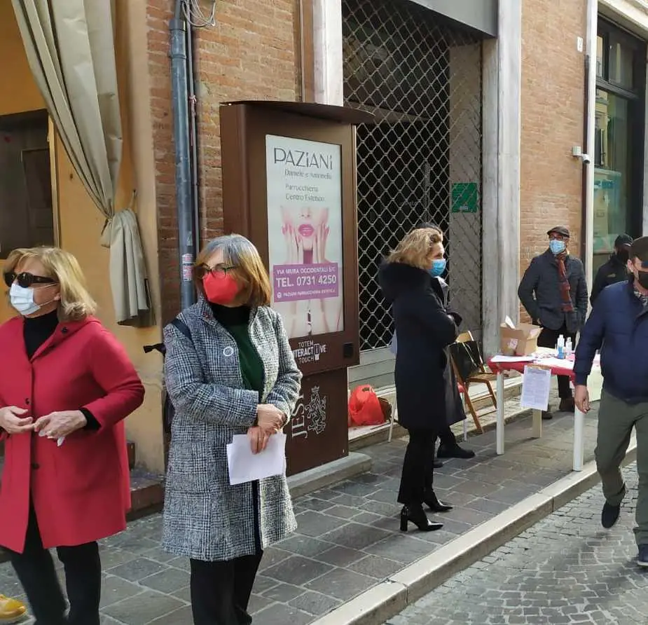 Fontana dei leoni, ottanta firme all’ora contro lo spostamento