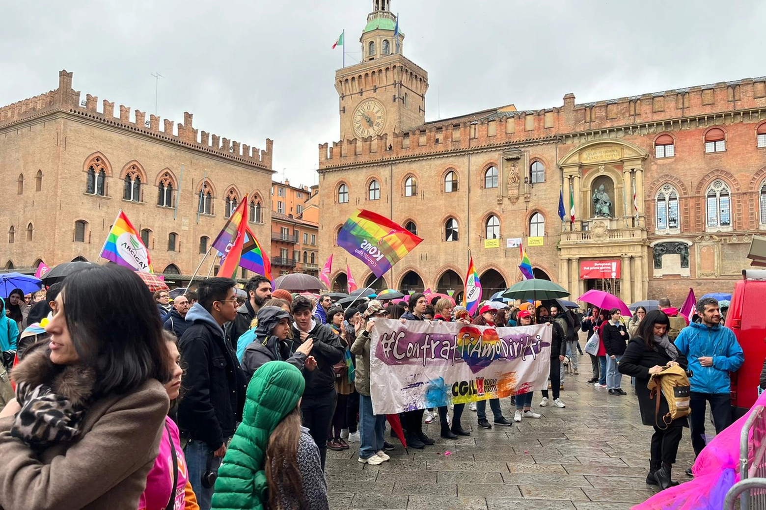 La protesta con striscioni in piazza Maggiore a Bologna