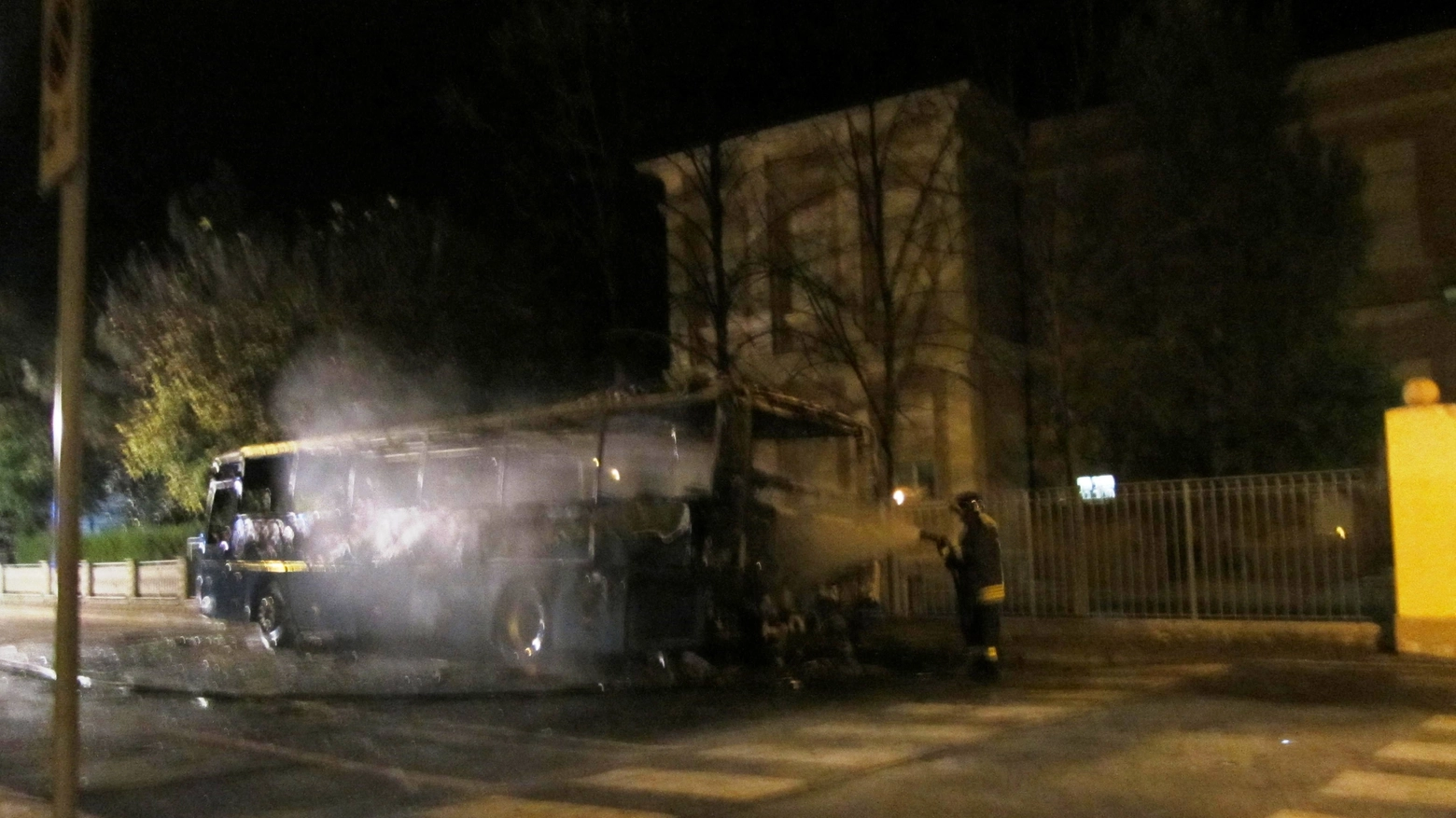 Autobus a fuoco a Bastiglia