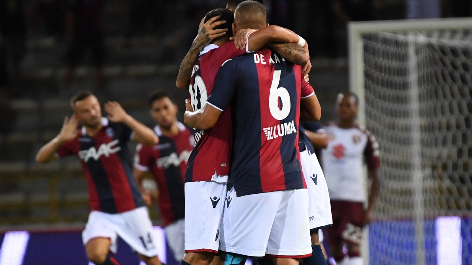 L'esultanza dei giocatori del Bologna dopo il vantaggio 