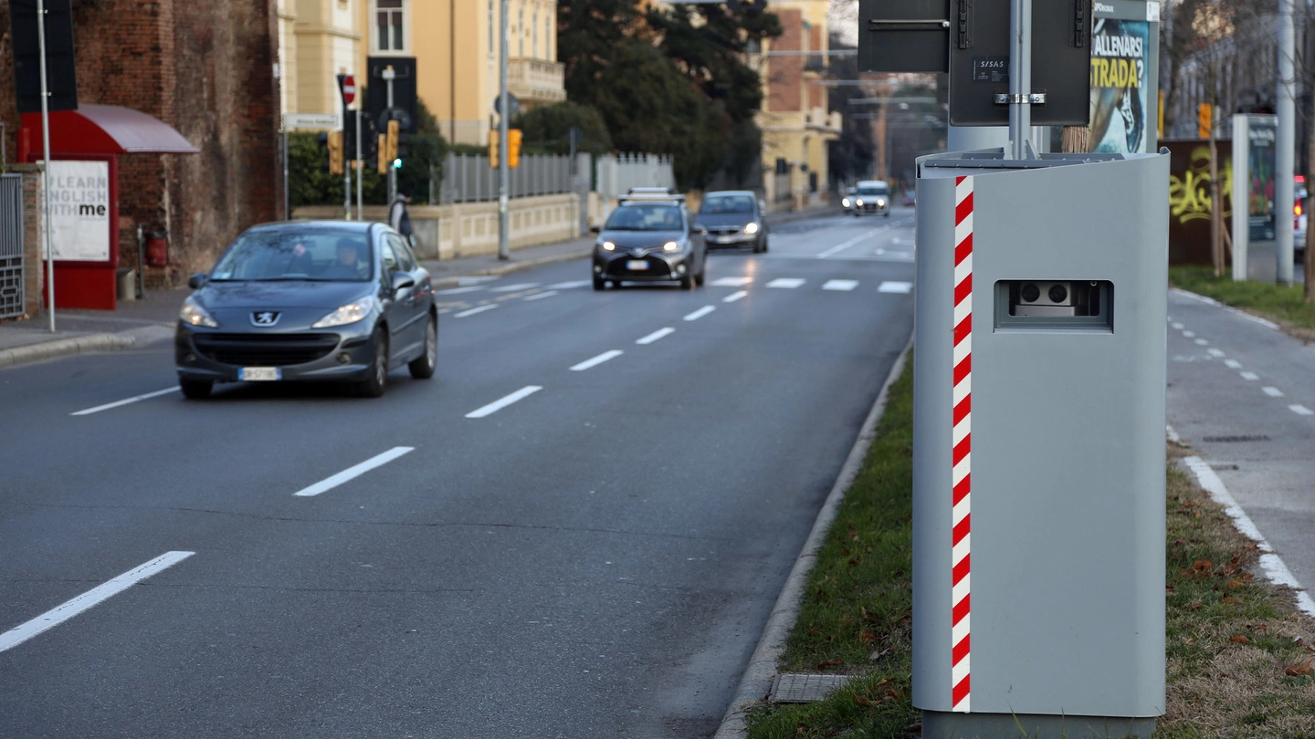 Uno dei due autovelox installati in viale Panzacchi (Foto Schicchi)