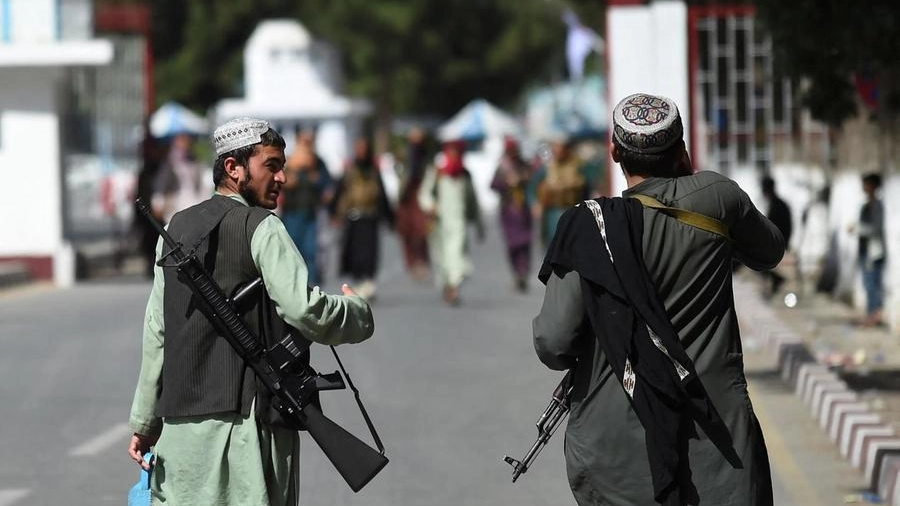 Talibani per le vie di Kabul (Ansa)
