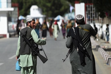 Afghanistan, bloccate a Kabul 81 studentesse della Sapienza. Allerta Usa per nuovo attacco