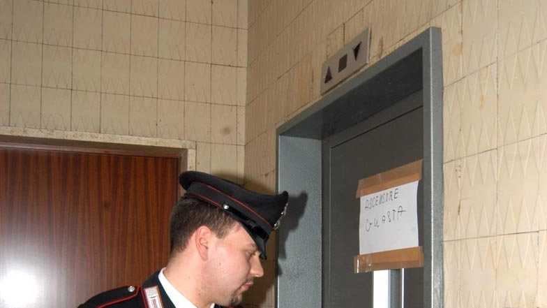 Fermo, l'ascensore cade: intervengono i carabinieri (Foto d'archivio Newpress)