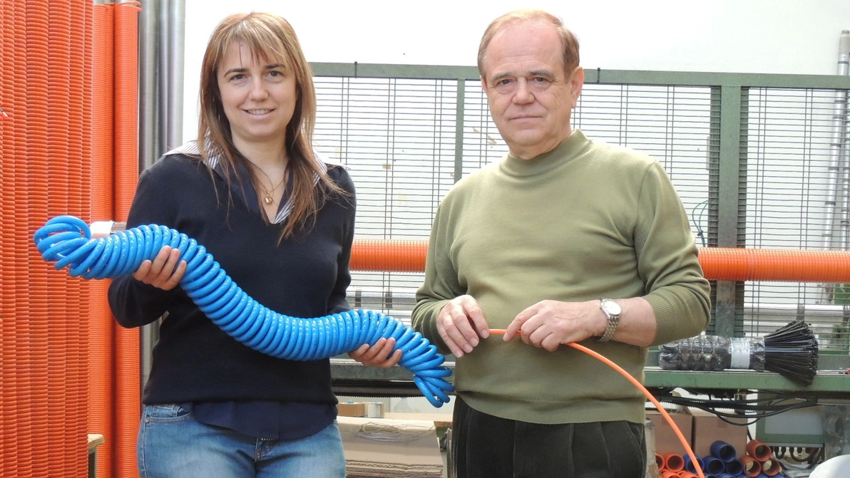 Silvia ed Ermanno Vescogni con una spirale in poliamide appena ‘preformata’