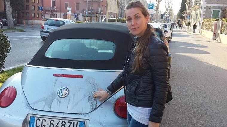 Daniela Renzi mostra i danni provocati dall’acido sulla sua automobile