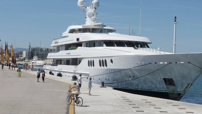 Lo yacht, costruito e varato nel 2009 in Olanda, batte bandiera delle Isole Cayman