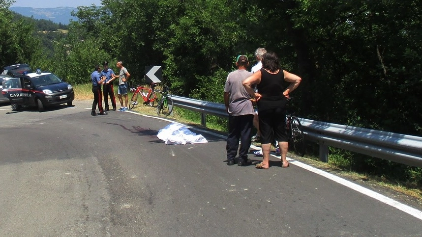 Il corpo   del ciclista deceduto sull’asfalto