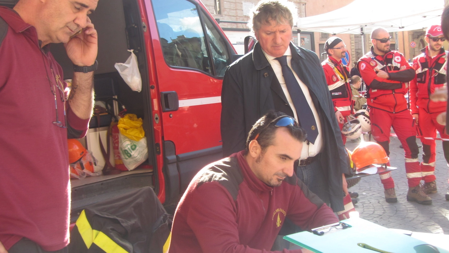 Il sindaco Giuseppe Pezzanesi con i vigili del fuoco