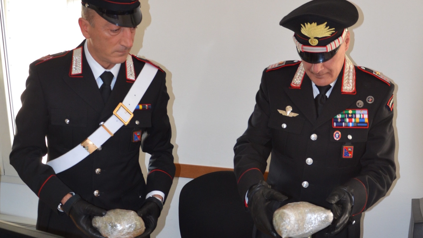I carabinieri mostrano i 600 grammi di marijuana trovati in uno zaino 