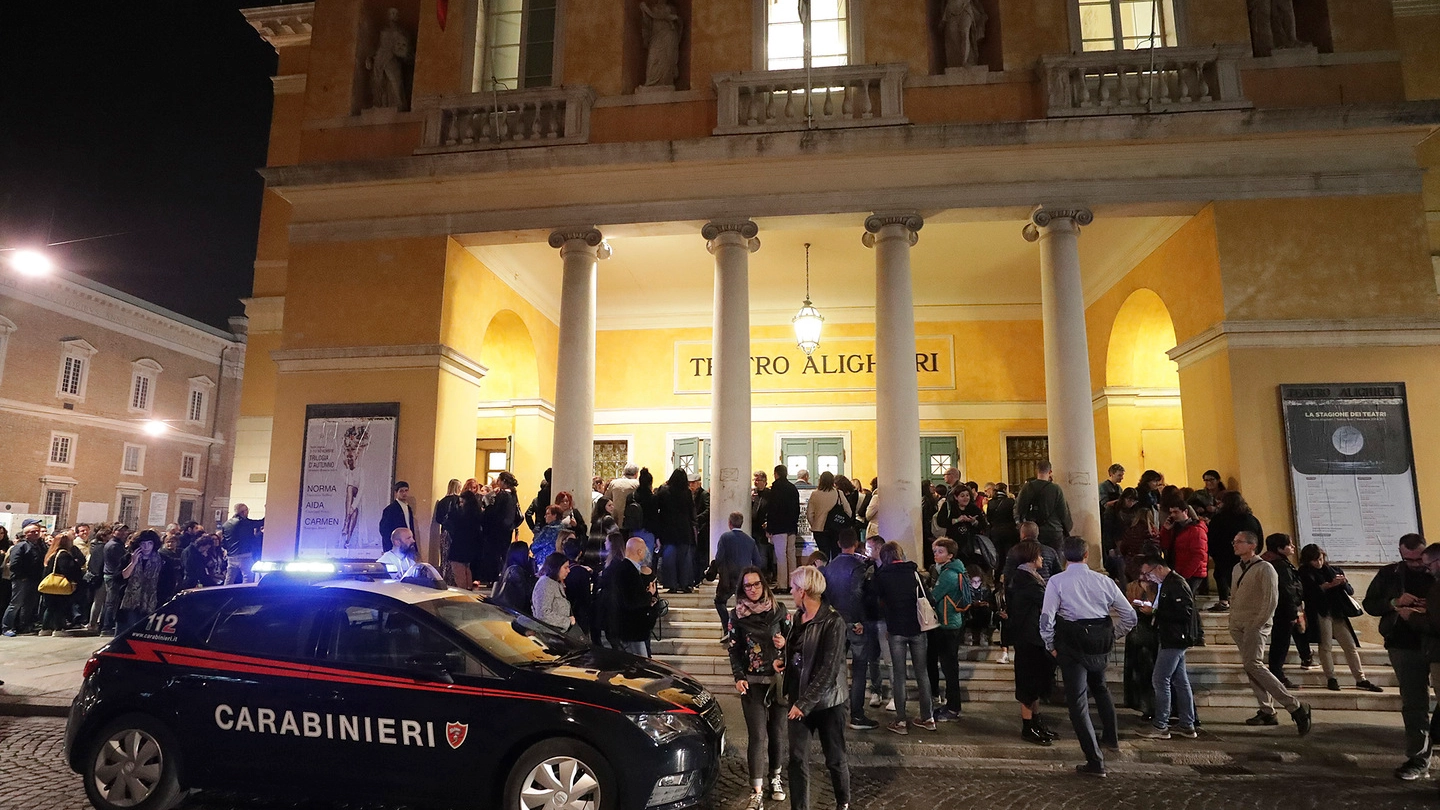 Ravenna, folla inferocita fuori dal teatro Alighieri. Arrivano i carabinieri (foto Zani)
