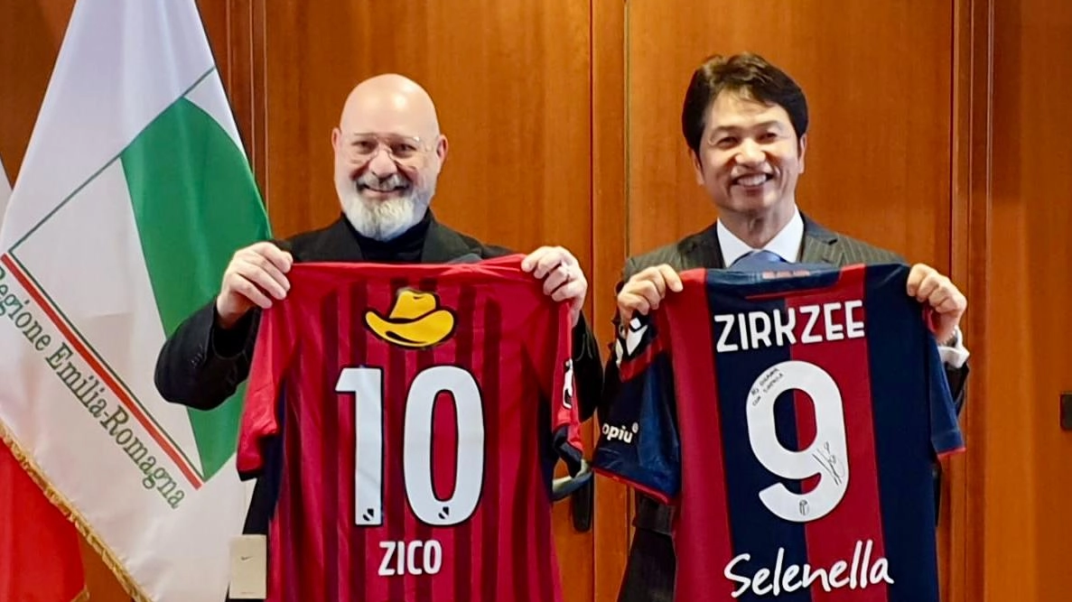 Scambio di doni. Una maglia del Bologna per il governatore di Ibaraki, Oigawa, una di Zico dei Kashima Antlers (squadra di Ibaraki) per il presidente della Regione Bonaccini