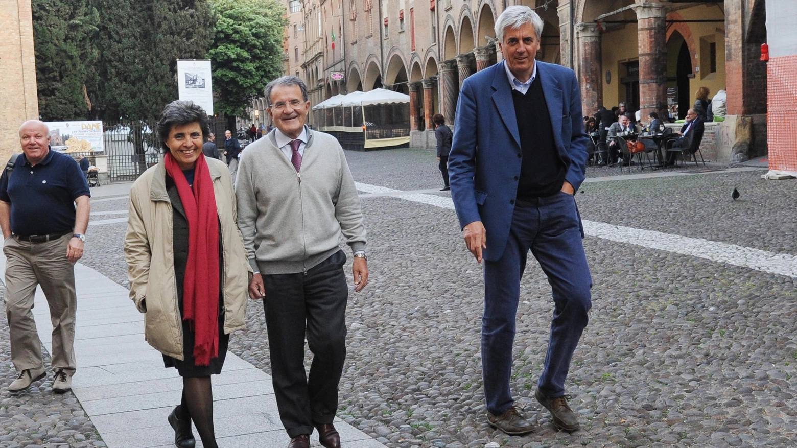 Flavia Franzoni, Romano Prodi e Renato Villalta a passeggio in piazza Santo Stefano