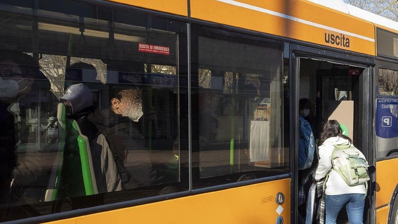 Aggressione sull'autobus degli studenti a Fermo (foto di repertorio)