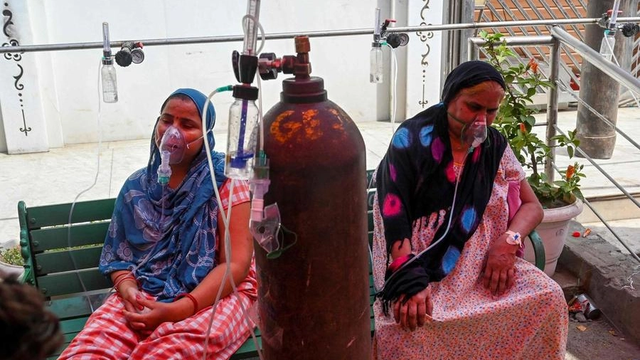 India: pazienti di Covid attaccati all'ossigeno in una tenda d'emergenza (Ansa)