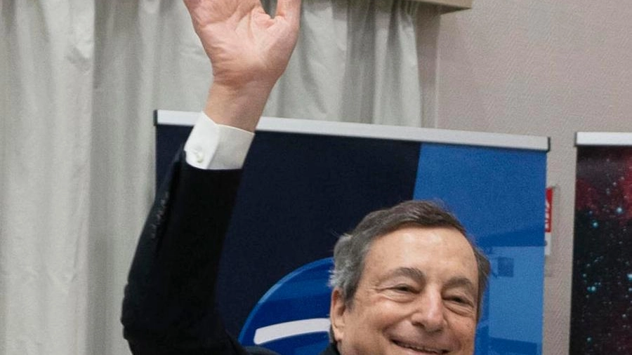 Il premier Draghi e a destra il presidente Mattarella all’auditorium del Maggio