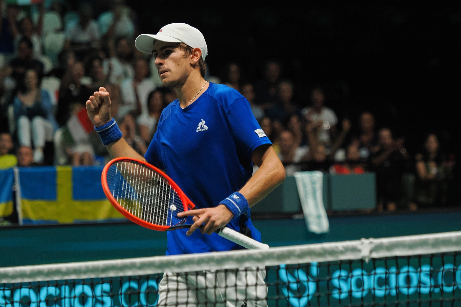 Il tennista azzurro Matteo Arnaldi impegnato alla Coppa Davis