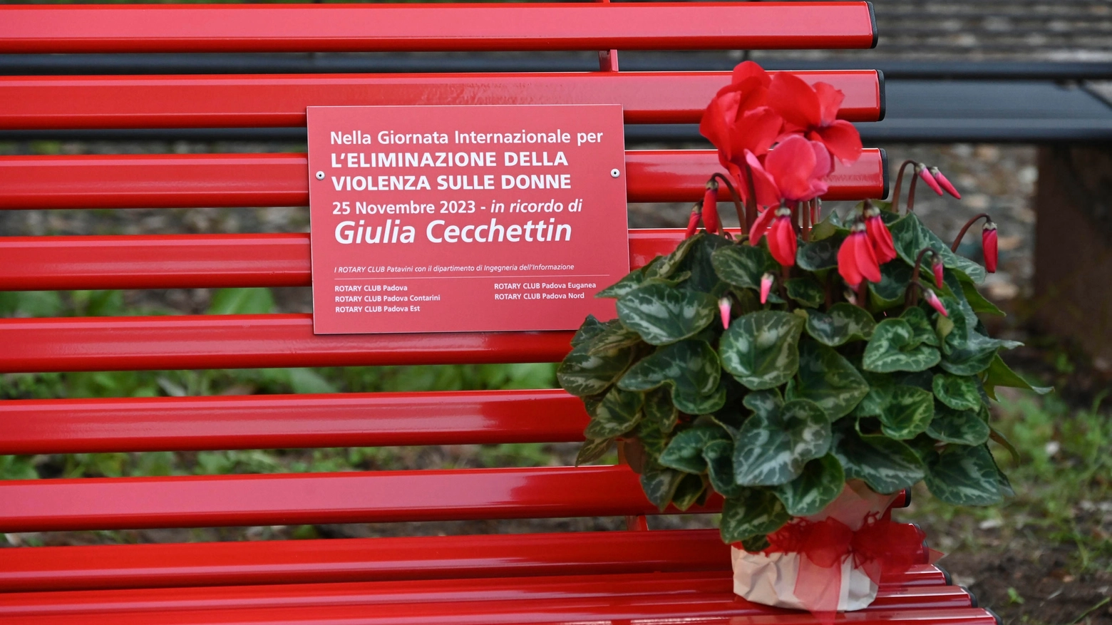 Una panchina rossa intitolata a Giulia Cecchettin