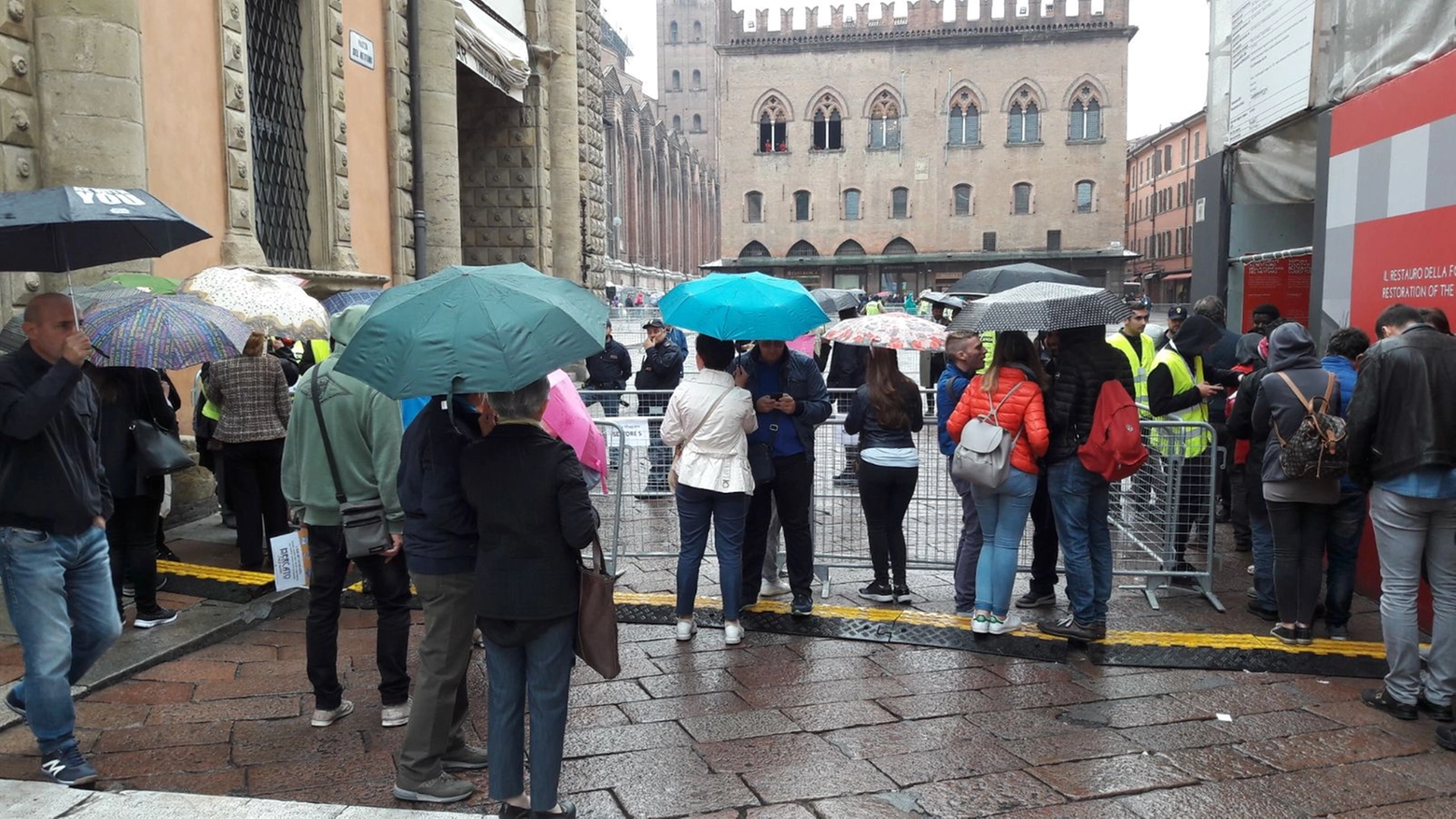 Bologna, in piazza Maggiore l'attesa per Papa Francesco