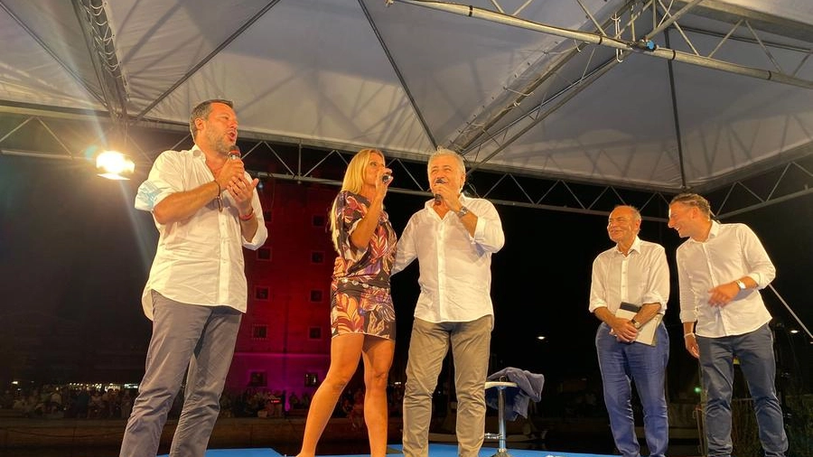 Salvini intorna 'Romagna mia' dal palco del Papeete (foto Corelli)
