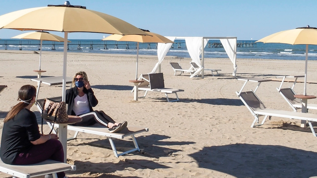 La spiaggia di Rimini alla prese col Coronavirus (Foto Petrangeli)