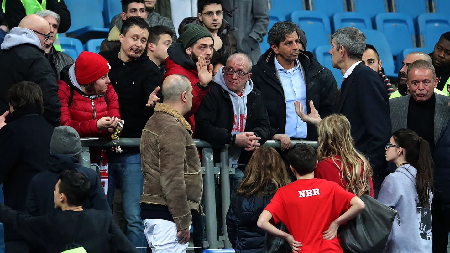 Nella foto, Ario Costa discute con i tifosi. Dietro di lui, il presidente del Consorzio Luciano Amadori (Fotoprint)