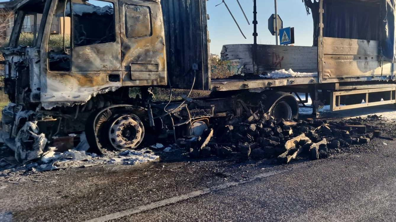 Camion divorato dalle fiamme, l’autista riesce a mettersi in salvo