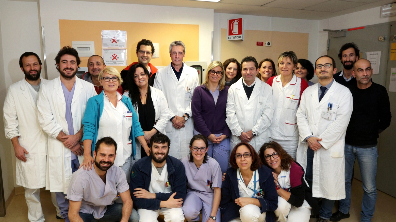 Il professor Matteo Cescon, al centro, con il team di medici, anestesisti e infermieri