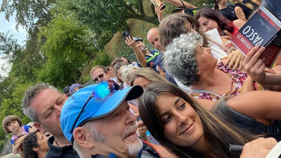 Vasco Rossi, 70 anni, fuori dalla sua casa di Zocca (Modena)