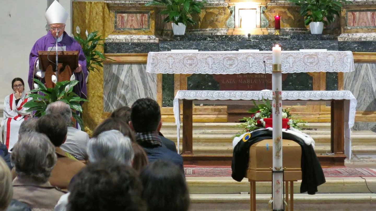 Monsignor Tani ha officiato la cerimonia funebre ricordando l’illustre uomo di cultura