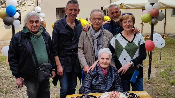 Nonna Paolina ha 100 anni  Festa con 33 nipoti e pronipoti