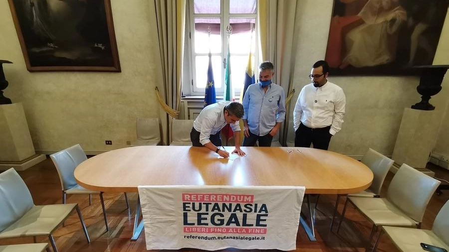 Il sindaco di Parma firma per il referendum sull'eutanasia