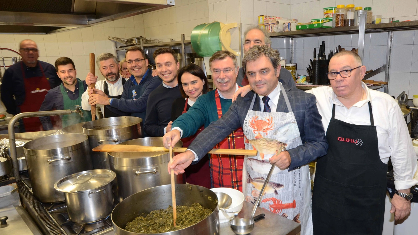 Al ristorante Don Bosco il sindaco Bergamin con assessori e consiglieri comunali mentre preparano la cena di beneficenza
