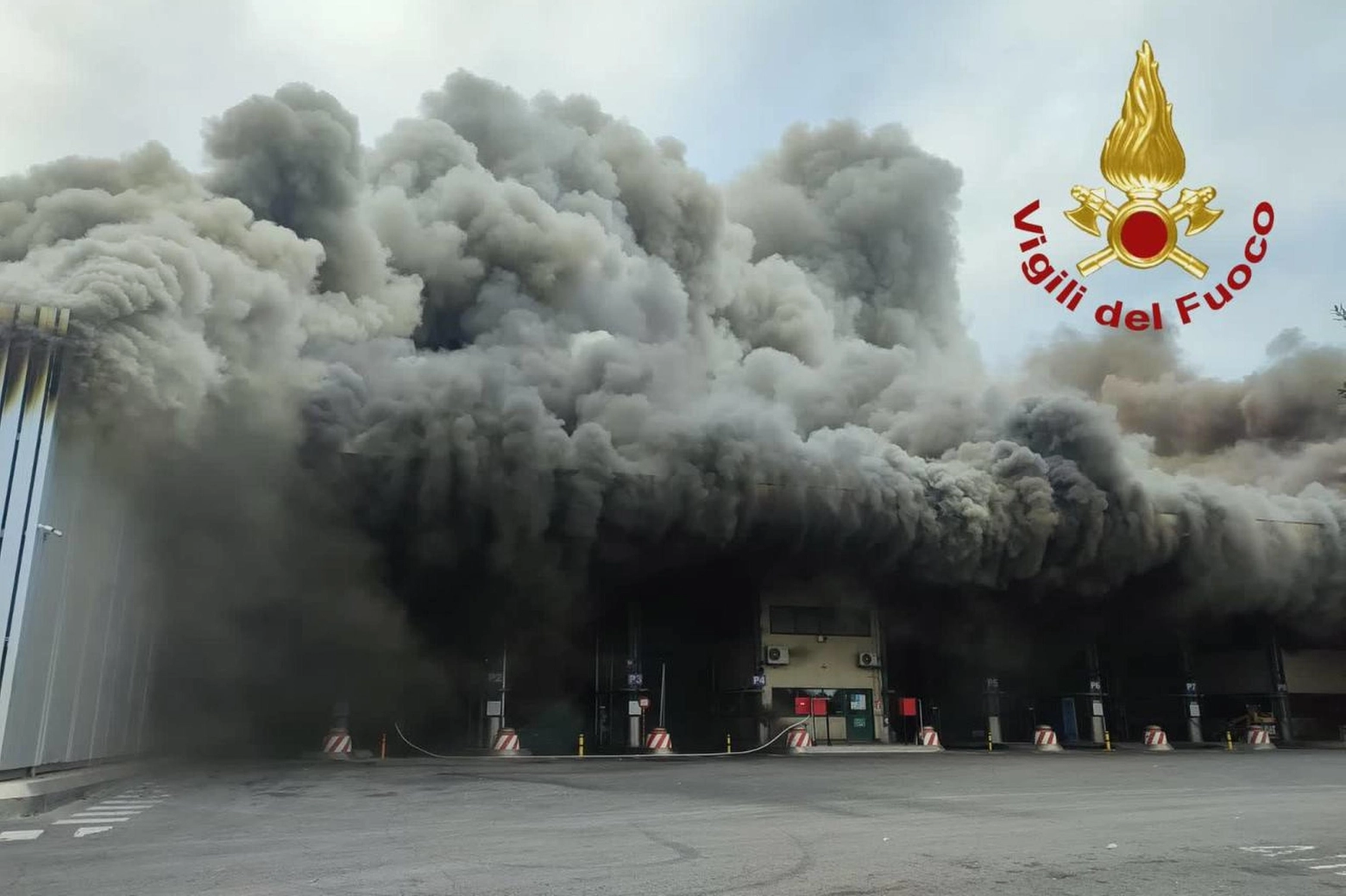 Lo spaventosi incendio all'impianto di smaltimento rifiuti di Malagrotta