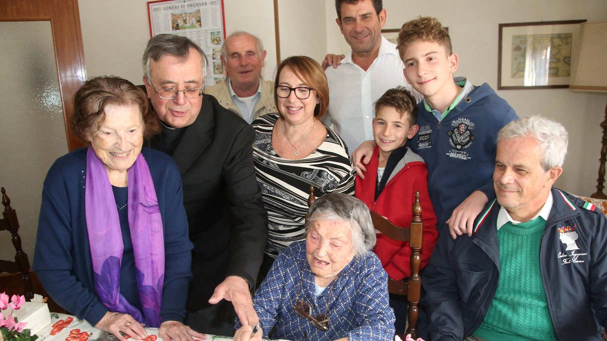 AFFETTO A destra Renata Bianchi ieri, attorniata dai parenti e da don Amati per la festa dei 111 anni