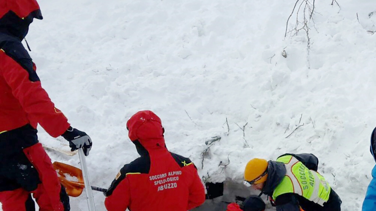 I tecnici del soccorso alpino scavano nella neve  fra  le macerie  dell’hotel Rigopiano  alla ricerca dei dispersi