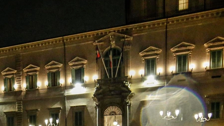 Inquadratura notturna della facciata principale del palazzo del Quirinale (archivio)