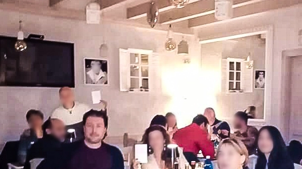 Loris Falconi al centro della foto durante la cena in un ristorante di Riccione