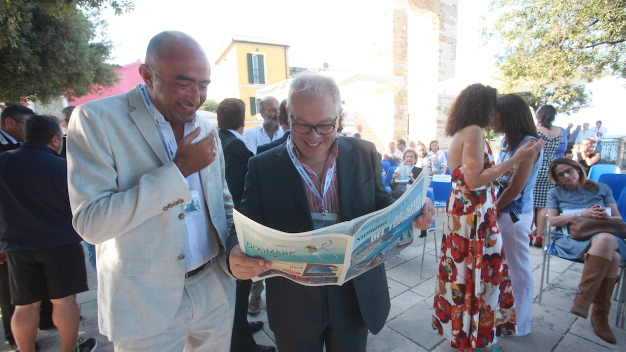 Il caporedattore Andrea Brusa (a sinistra) col comico Marco Marzocca