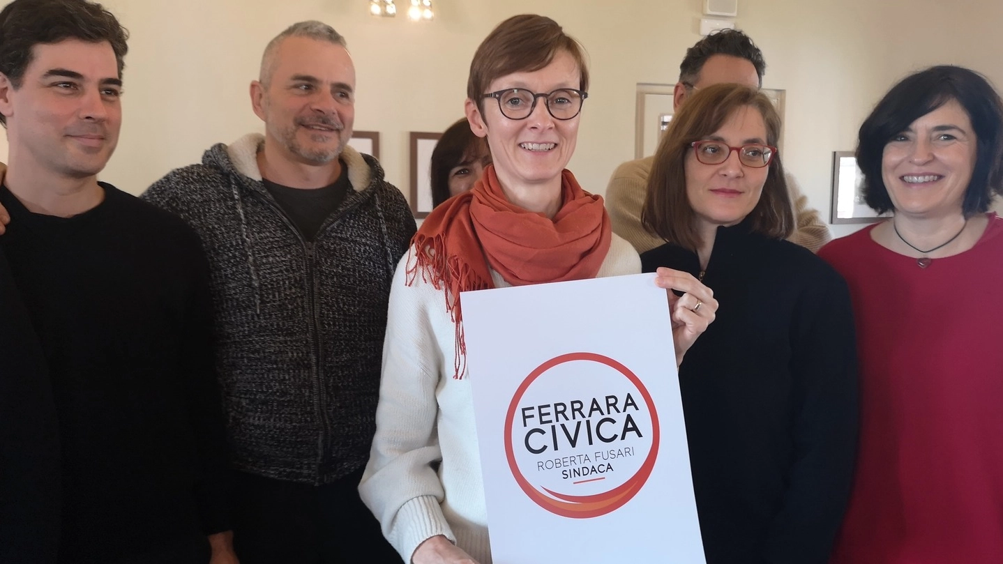 Roberta Fusari, con alcuni sostenitori della sua lista ‘Ferrara Civica’